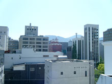 建物からの眺め山方面