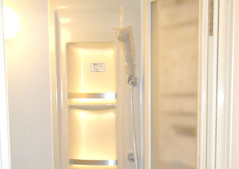 福岡ゲストハウス リトルアジア小倉 男女共用シャワールームの写真
