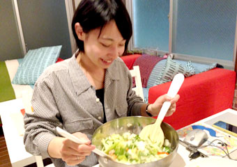 福岡ゲストハウス リトルアジア小倉 キッチンにおける自炊、リビングルームでの楽しい食事の写真